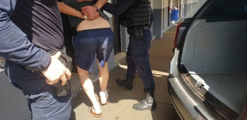 Homem agride mãe e irmã, quebra porta de vidro e é preso