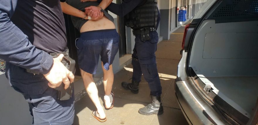 Homem agride mãe e irmã, quebra porta de vidro e é preso