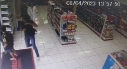 Veja o momento em que homem furta xarope e é perseguido
