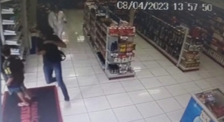 Veja o momento em que homem furta xarope e é perseguido