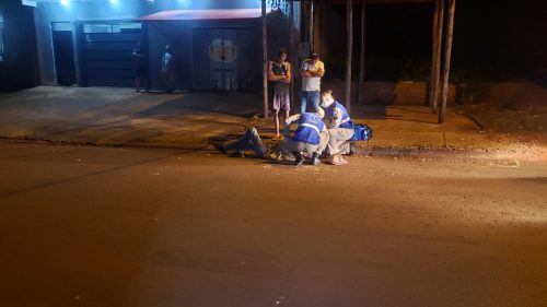 Homem cai e bate a cabeça no meio-fio