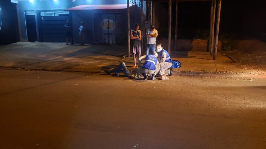 Homem cai e bate a cabeça no meio-fio
