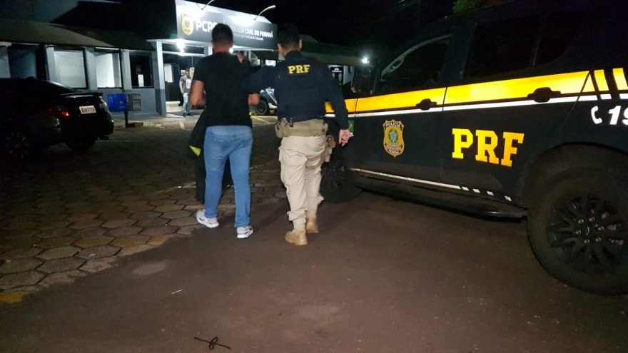 Passageiro de ônibus é detido com quatro armas na bagagem