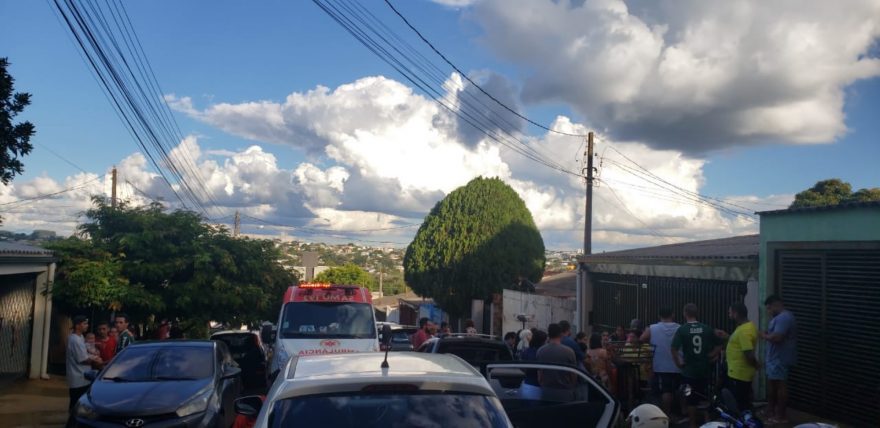 Irmão encontra jovem morta em residência no Brasmadeira