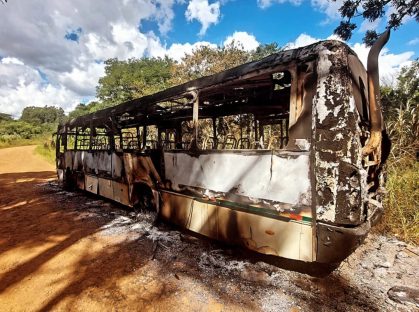 PM encontra ônibus com registro de furto e roubo incendiado na PR-180