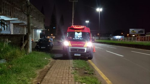Colisão entre carro e moto deixa jovem de 19 anos ferido na Avenida Carlos Gomes