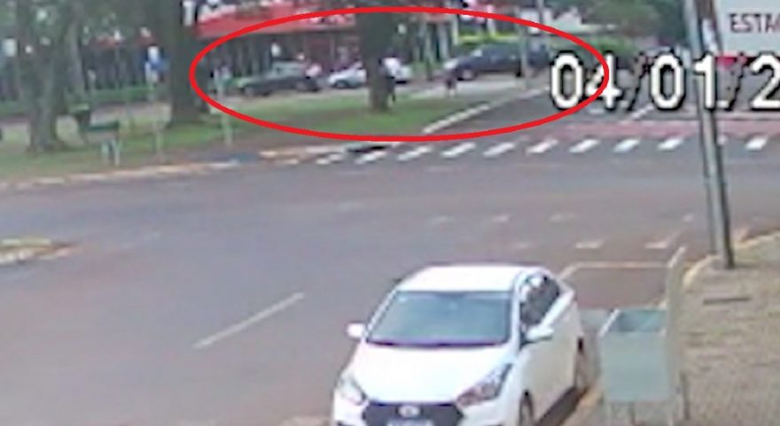 Câmera flagra L200 fugindo após provocar acidente no Centro