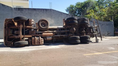 Caminhão tomba na Rua José de Sá Cavalcanti e carga fica espalhada