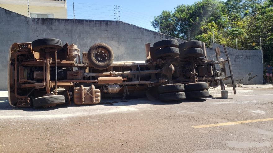 Caminhão tomba na Rua José de Sá Cavalcanti e carga fica espalhada