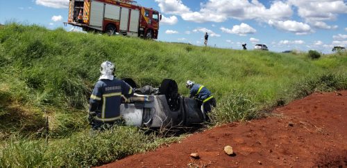 Hilux pega fogo após capotar na rodovia BR-467