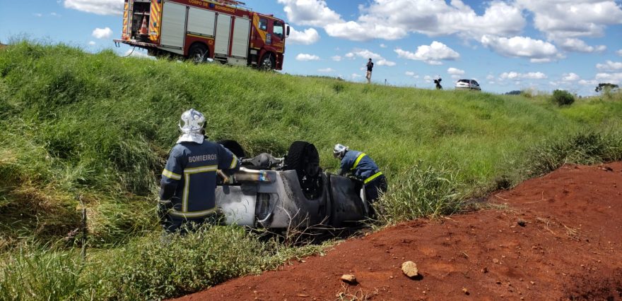 Hilux pega fogo após capotar na rodovia BR-467