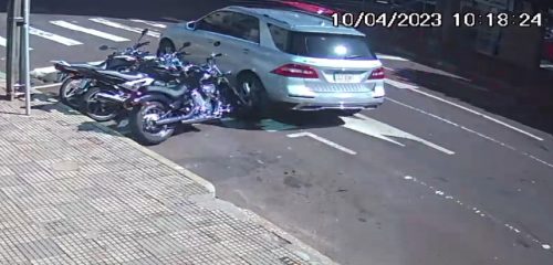 Câmera flagra carro batendo em moto estacionada