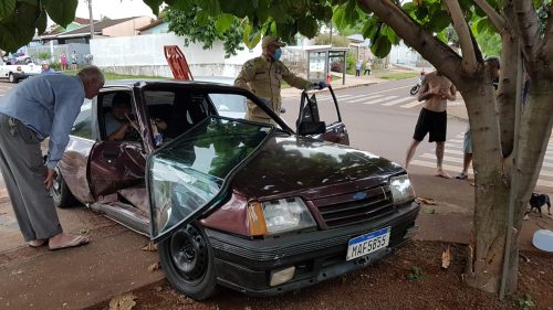 Mulher fica encarcerada após forte colisão entre carros no Periolo
