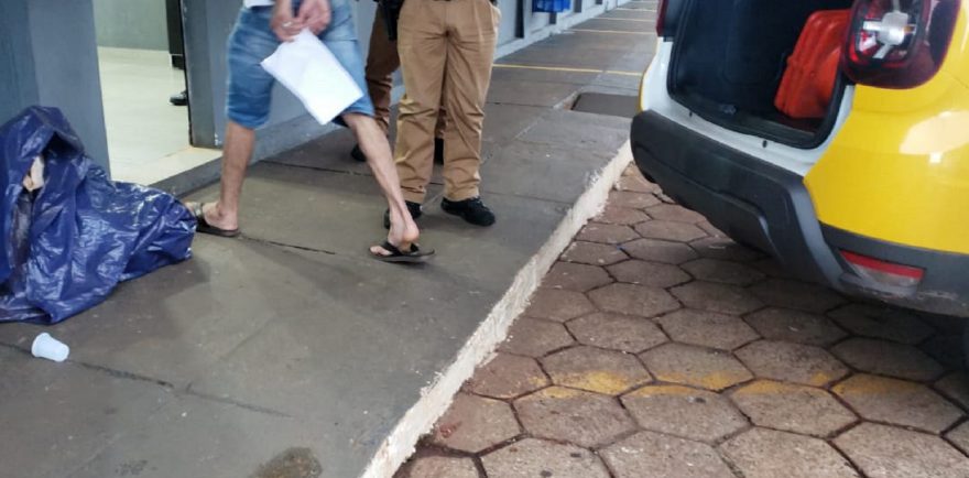 PM cumpre mandado de prisão e encontra drogas com o detido