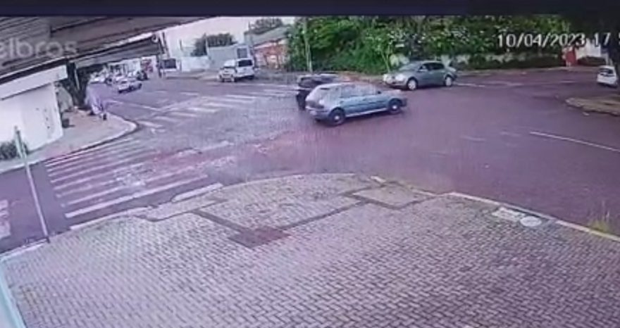 Câmera flagra acidente entre carros no Parque São Paulo