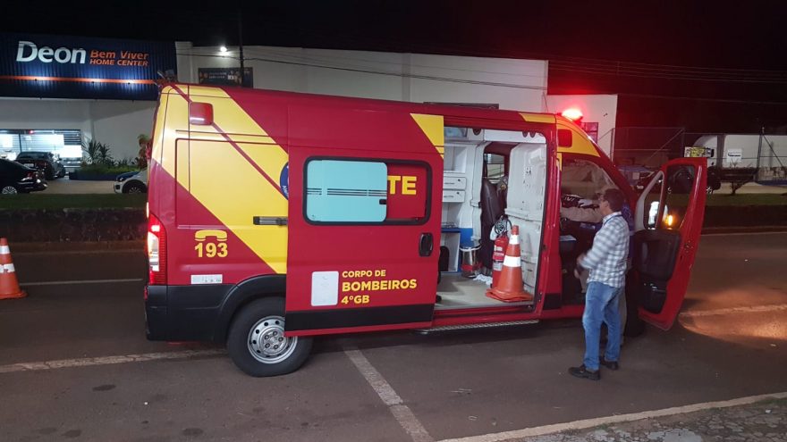 Jovem fica ferido ao se envolver em acidente de trânsito na Av. Carlos Gomes