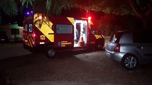 Homem sofre luxação no ombro após cair na garagem de casa