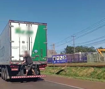 Vídeo: internauta flagra homem pegando “carona” em caminhão na BR-277