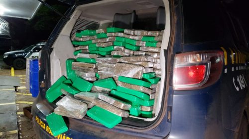 PRF apreende mais de 300 kg de maconha em veículo Corsa na BR-277