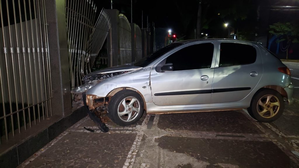 Condutor embriagado colide Peugeot em portão de residência no centro de Cascavel