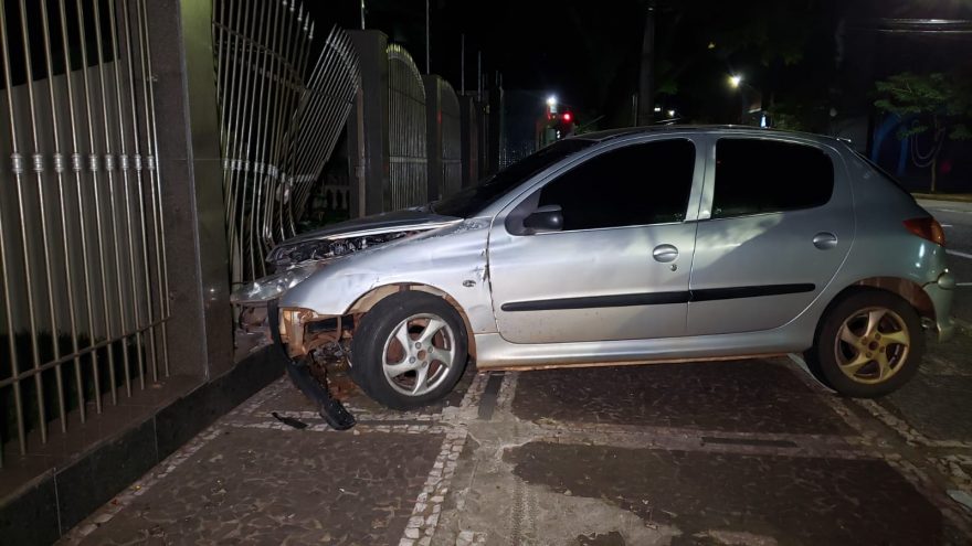 Condutor embriagado colide Peugeot em portão de residência no centro de Cascavel
