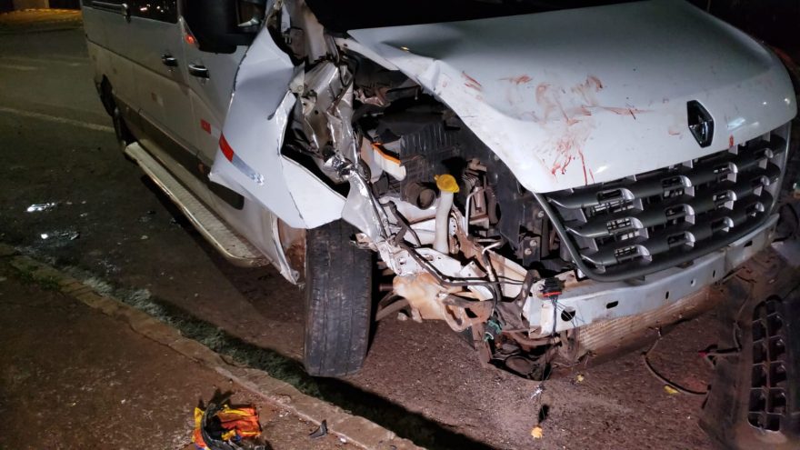 Condutor perde o controle da direção e colide van contra árvore no centro