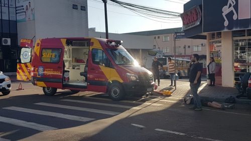 Motos se envolvem em colisão no Centro e duas pessoas ficam feridas