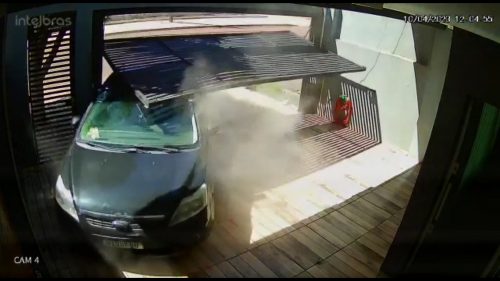 Impressionante: Câmera mostra carro invadindo residência no Santa Felicidade