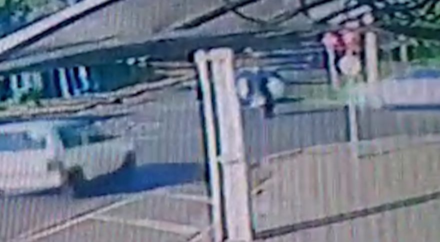 Vídeo mostra carro atingindo motocicleta em rotatória no Bairro Interlagos