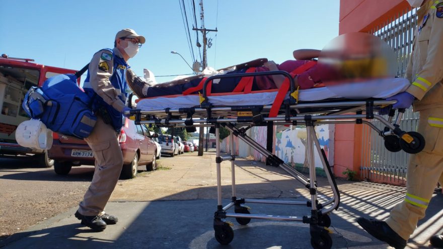 Menino tem lesão na perna e é socorrido no Colégio Jardim Consolata