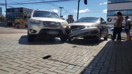 Três veículos se envolvem em forte colisão no Bairro Cancelli