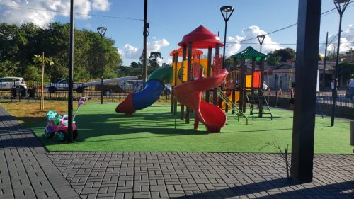 Praça é inaugurada no Loteamento Abelha