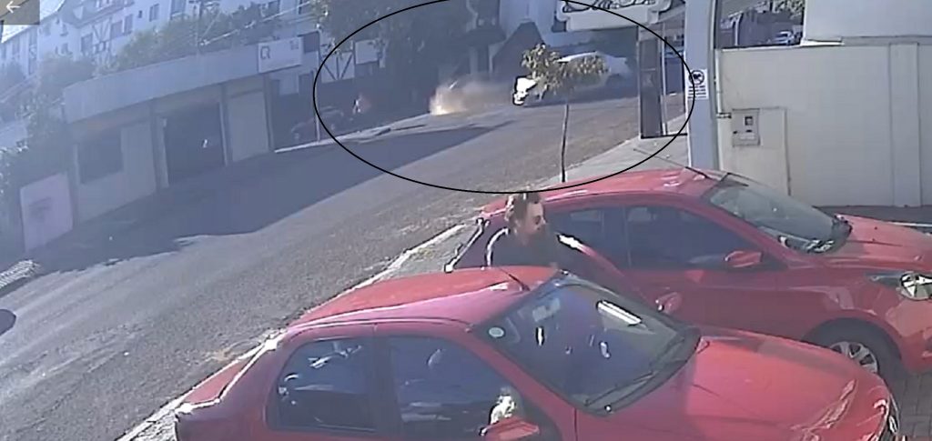 Câmera registra forte colisão no Centro