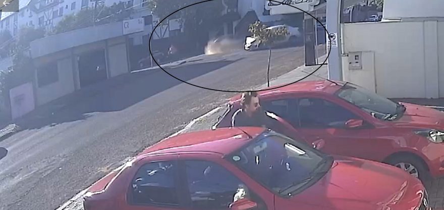 Câmera registra forte colisão no Centro