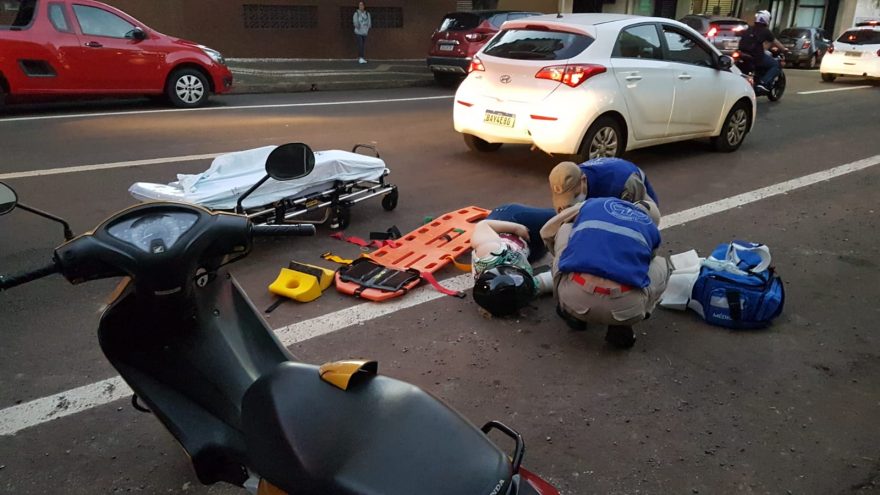 Motociclista sofre fratura em punho após acidente na Rua Castro Alves