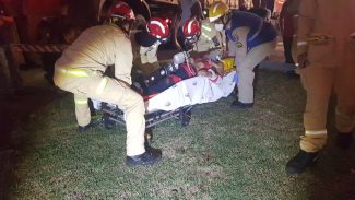 Homem vai parar embaixo de bitrem em acidente no Jardim Presidente