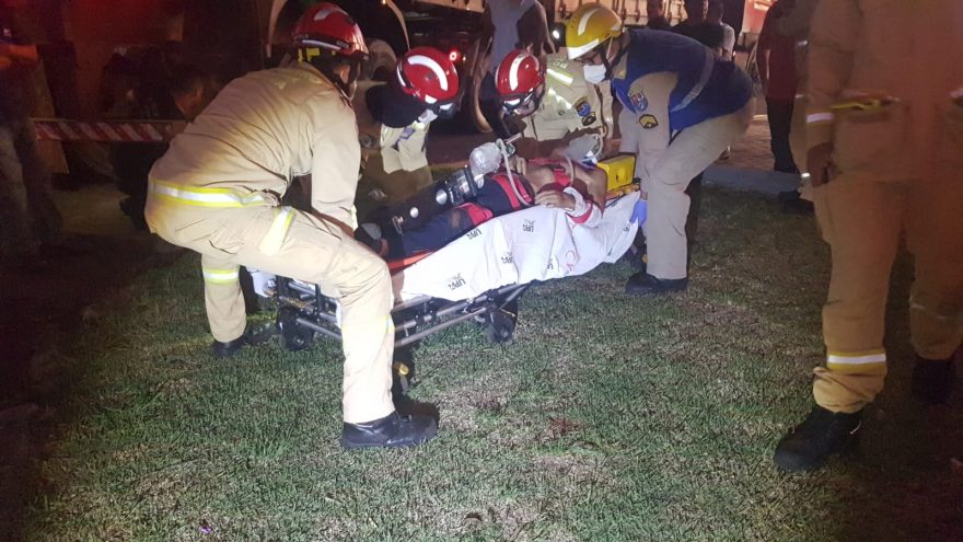 Homem vai parar embaixo de bitrem em acidente no Jardim Presidente