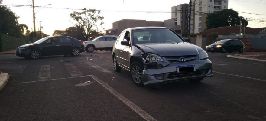 Cerato e Civic ficam danificados após colisão no Bairro Neva
