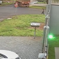 Imagem referente a Câmera registra momento em que homem vai parar embaixo de caminhão em acidente no Presidente