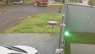 Câmera registra momento em que homem vai parar embaixo de caminhão em acidente no Presidente