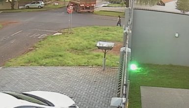 Imagem referente a Câmera registra momento em que homem vai parar embaixo de caminhão em acidente no Presidente