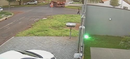 Câmera registra momento em que homem vai parar embaixo de caminhão em acidente no Presidente