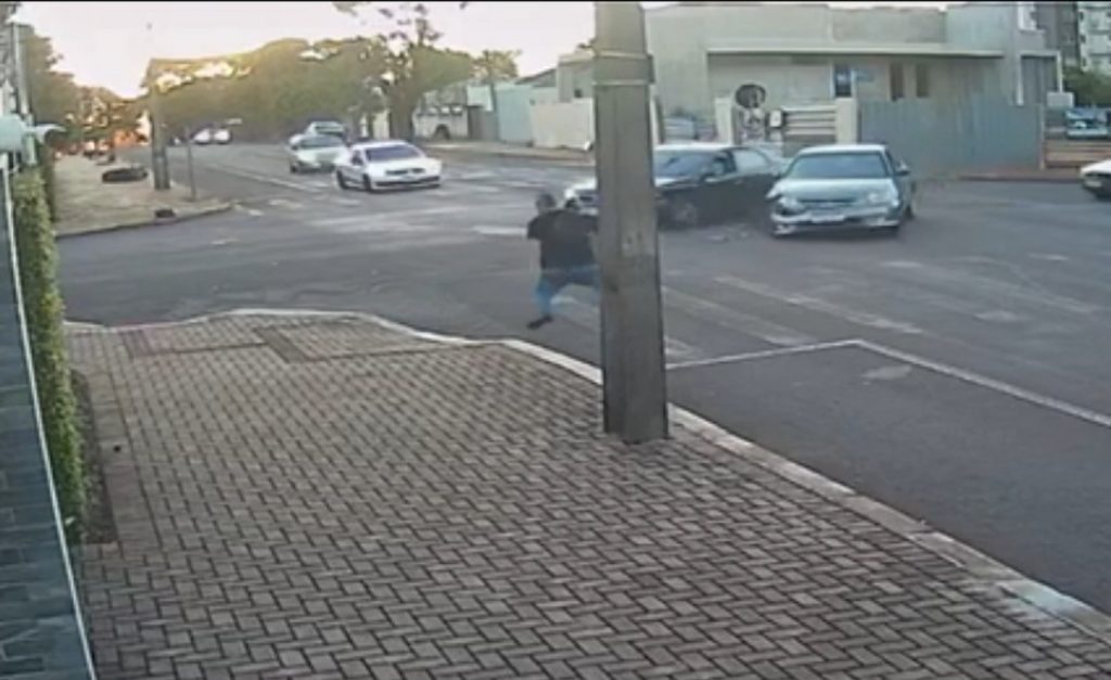 Pedestre é surpreendido por acidente enquanto atravessa a rua, na Neva