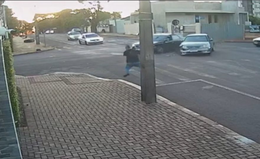 Pedestre é surpreendido por acidente enquanto atravessa a rua, na Neva