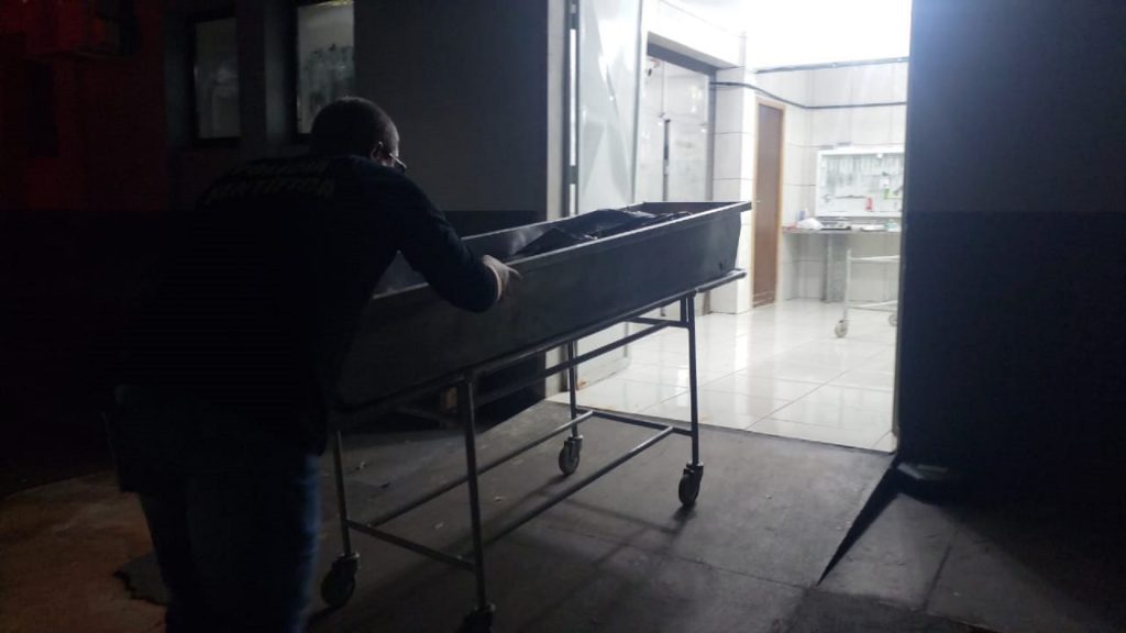 Corpo de vítima de homicídio em Quedas do Iguaçu dá entrada no IML de Cascavel
