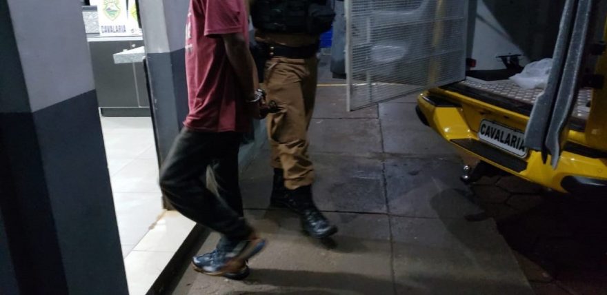 Após denúncia de tentativa de furto, homem é detido com mandado de prisão em aberto, no Maria Luiza