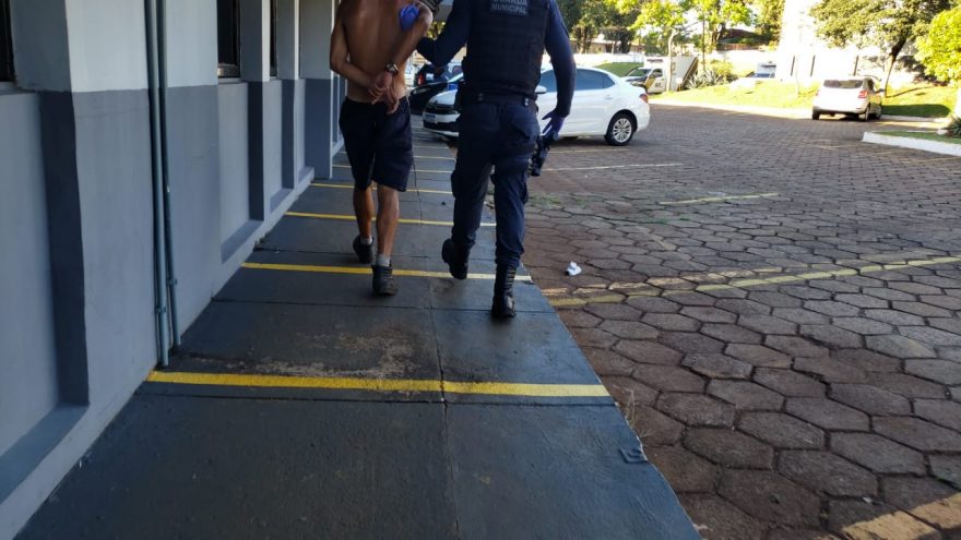 Após ameaçar educador social na rodoviária, andarilho é detido com drogas pela Guarda Municipal