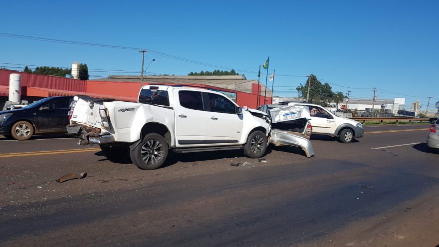 Colisão entre vários veículos deixa trânsito lento na BR-277