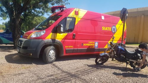 De moto, mulher se envolve em colisão com carro e precisa ser socorrida pelo Siate