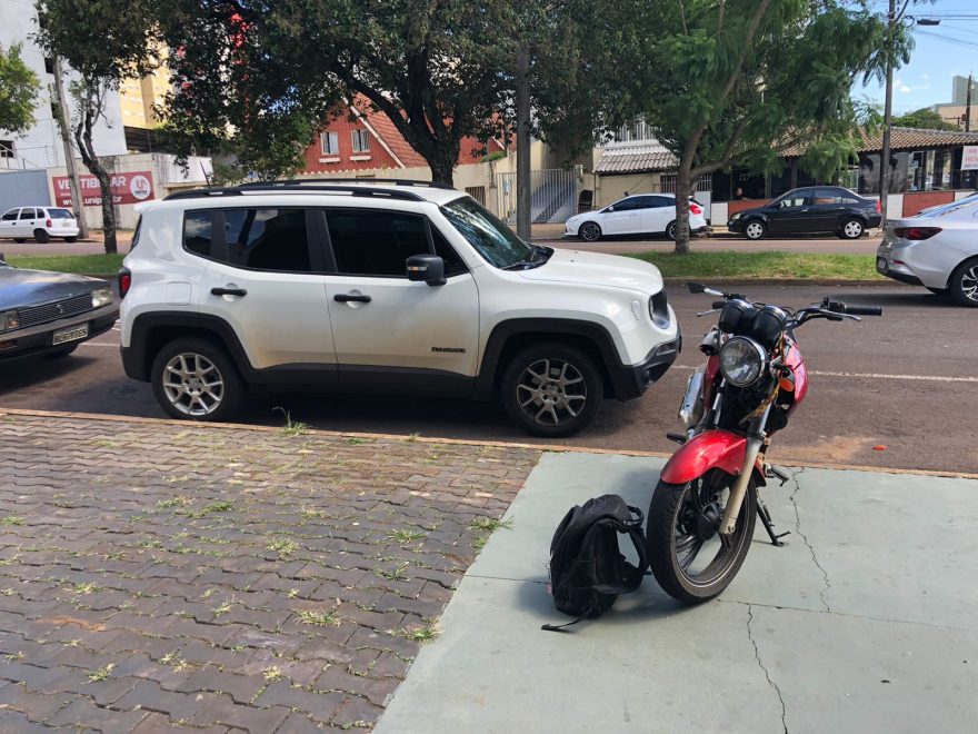Colisão traseira deixa motociclista ferido na Avenida Toledo